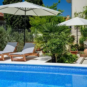 Palace Schoen Milesi - Esense Of Prestige - Private Pool - Old Money Style Luxury - Walking Distance To The Old Town, The And Amenities - Buralux Maison d'hôtes