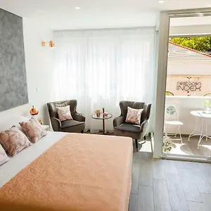 Rose Gold & With Balcony Affittacamere